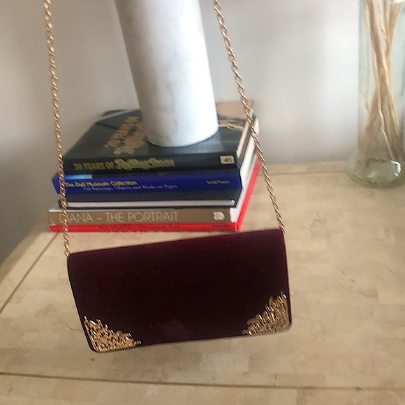 Velvet clutch with gold chain strap - Picture 4 of 4